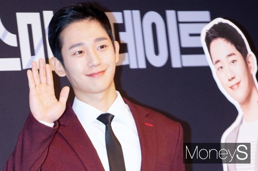 [머니S포토] 밥사주고픈 훈남 정해인, 손인사도 멋져