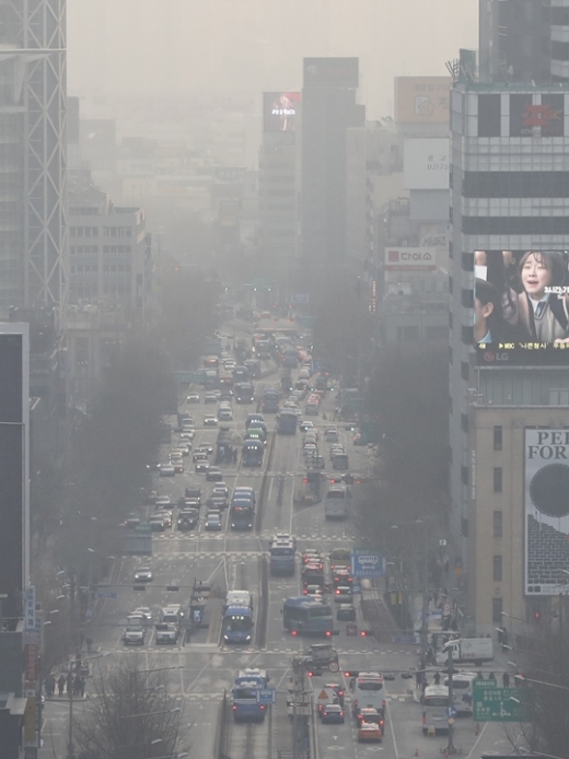 초미세먼지 농도 '나쁨' 수준을 보이는 서울 종로구의 도심. /사진=뉴스1