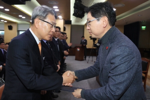 지난해 12월 31일 김경수 도지사(오른쪽)가 2019년 상반기 정기인사에게 임용장을 수여했다./사진=경상남도