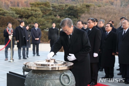 문재인 대통령이 2일 서울 동작구 국립서울현충원을 찾아 참배했다./사진=뉴시스 전신 기자