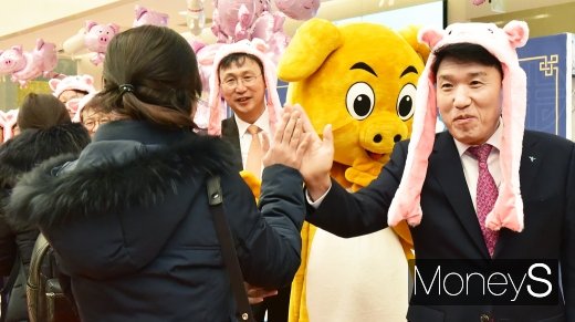 [머니S포토] 새해 아침인사 나누는 함영주 행장