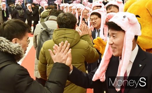 [머니S포토] 함영주 행장, 직원들과 기해년 첫 인사