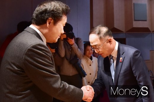 [머니S포토] 기해년 신년인사 나누는 이낙연 총리