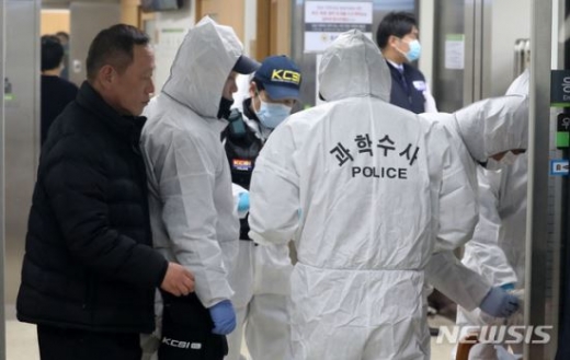 정신과 진료 상담 중이던 강북삼성병원 임세원 교수가 환자에게 흉기에 찔려 사망한 지난달 31일 오후 서울 종로구 강북삼성병원에서 경찰 과학수사대 대원들이 감식복을 입고 있다. /사진=뉴시스