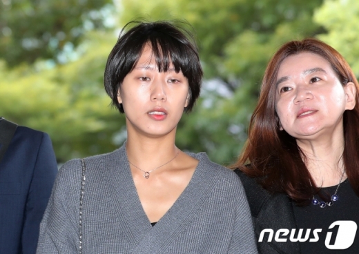비공개 촬영회에서 노출사진을 강요당하고 성추행당했다고 폭로한 유튜버 양예원씨가 지난 10월 서울 마포구 서부지법에서 열린 공판에서 공개증언을 하기 위해 출석하고 있다. /사진=뉴스1
