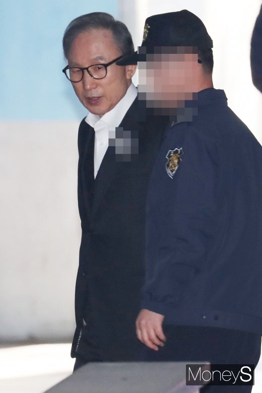 [머니S포토] 신년 항소심 첫 공판 출석한 MB