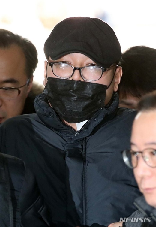 강북삼성병원 신경정신과에서 의사를 흉기로 살해한 피의자 박모씨가 2일 오후 서울 서초구 서울중앙지법에서 열리는 구속 전 피의자심문(영장실질심사)을 받기 위해 법정으로 들어가고 있다. /사진=뉴시스