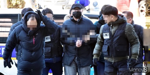 병원에서 진료를 받던 중 의사를 살해한 혐의(살인)를 받는 박모씨(30)가 2일 오후 구속 전 피의자 심문(영장실질심사)을 받기 위해 서울 종로경찰서를 나서 서울중앙지법으로 향하고 있다. /사진=임한별 기자