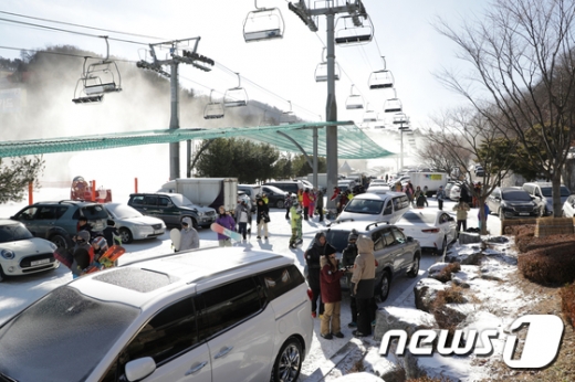 강원 전역 낮 최고기온이 영하권으로 떨어진 지난해 12월8일 강원 홍천군 비발디파크가 정상운영에 들어가면서 스키인파가 몰려 주차공간 부족현상을 보이고 있다./사진=뉴스1