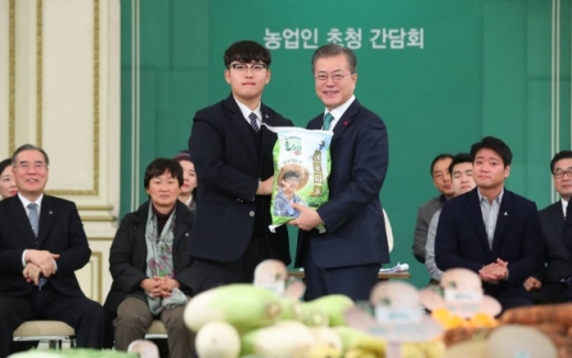 지난해 12월 27일 청와대 영빈관에서 열린 농업인 초청 간담회에서 문재인 대통령에게  직접 생산한 쌀을 전달한 한태웅 군(17, 왼쪽). /사진=뉴시스