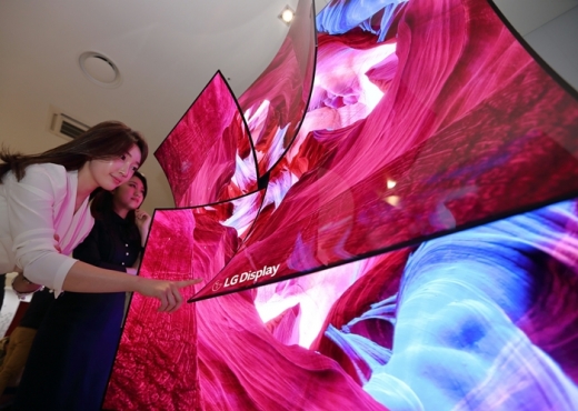 LG디스플레이 65인치 커브드 UHD OLED 디스플레이 4장을 이용해 만든 장미꽃 형태의 조형물. /사진=LG디스플레이