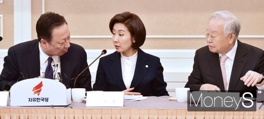 [머니S포토] 의견 나누는 박용만-나경원