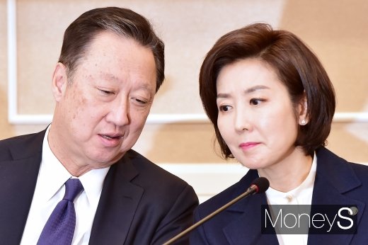 [머니S포토] 귀엣말 나누는 박용만-나경원