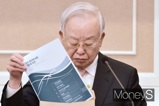 [머니S포토] 정책 건의서 살펴보는 손경식