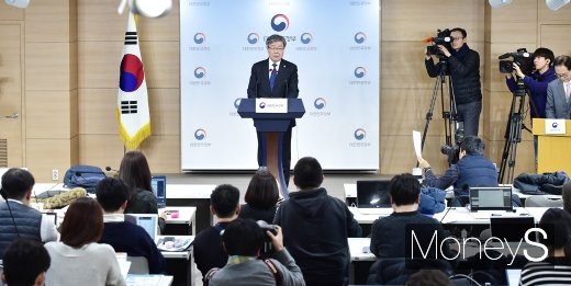 [머니S포토] 이재갑 장관, 최저임금 결정체계 개편 브리핑