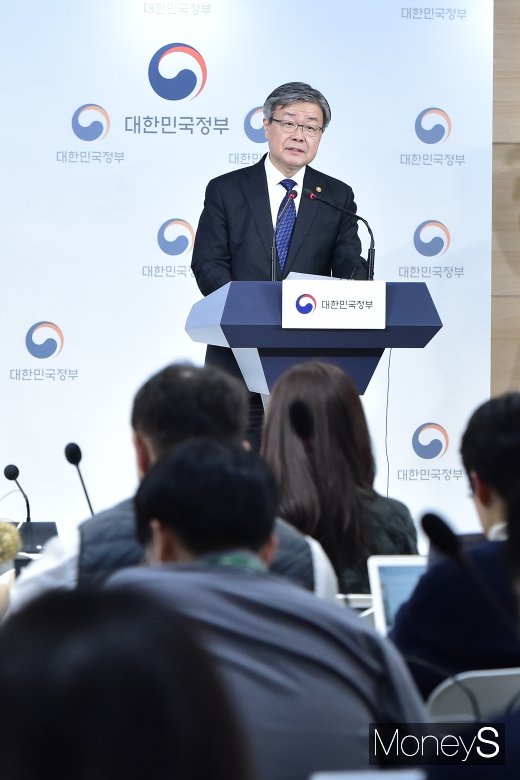 [머니S포토] 브리핑하는 이재갑
