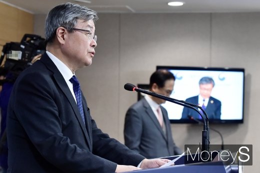 [머니S포토] 브리핑 갖는 이재갑 고용노동부 장관