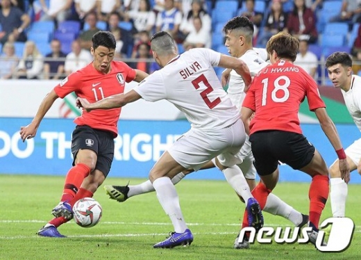 7일 오후 10시30분(한국시간)부터 아랍에미리트(UAE) 두바이 알마쿱 스타디움서 열린 2019 아시아축구연맹(AFC) 아시안컵 조별리그 C조 1차전에서 상대방과 경합 중인 한국 축구 대표팀 공격수 황희찬(왼쪽). /사진=뉴스1