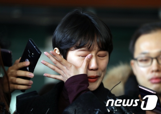 '비공개 촬영회'에서 노출사진 강요와 성추행을 당했다고 폭로한 유튜버 양예원이 9일 오전 서울 마포구 서울서부지법에서 열린 촬영자 모집책 최모씨의 1심 선고공판을 방청한 뒤 법원을 나서며 눈물을 닦고 있다. /사진=뉴스1