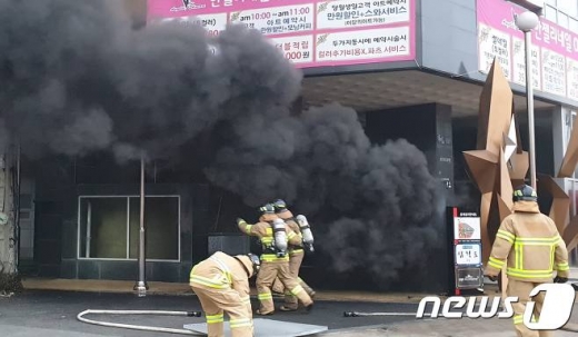14일 오후 4시56분쯤 충남 천안시 서북구 쌍용동 라마다앙코르호텔에서 불이 나 소방대원들이 화재진압을 하고 있다. /사진=뉴스1(굿모닝충청제공)