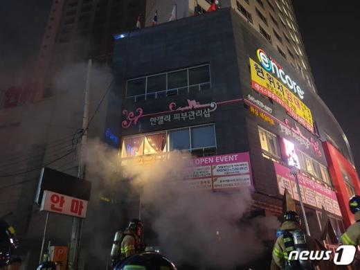 14일 오후 4시56분쯤 충남 천안시 서북구 쌍용동 라마다앙코르 호텔에서 불이 났다. 소방당국은 이번 화재로 현재 1명이 사망하고, 19명이 중경상을 입었다고 밝혔다./사진=뉴스1 김아영 기자