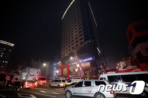 천안 화재. 천안 라마다호텔 화재. 충남 천안시 서북구 쌍용동 라마다앙코르 호텔에서 화재가 발생한 지난 14일 소방대원들이 화재 현장에서 잔불 및 대피하지 못한 인원 등을 살펴보고 있다. /사진=뉴스1