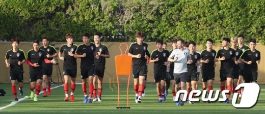 16일(한국시간) 아랍에미리트(UAE) 아부다비 알나얀 경기장에서 열리는 2019 아시아축구연맹(AFC) 아시안컵 C조 3차전 중국과의 맞대결을 앞두고 있는 한국 축구 대표팀. /사진=뉴스1