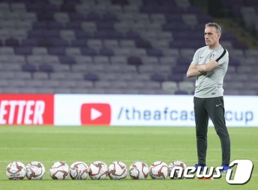 '빌드업 축구'의 신봉자 파울루 벤투 감독. 이번 아시안컵 대회 동안 대표팀의 빌드업이 원활하게 돌아가고 있지 않는 만큼 재정비할 필요가 있다. /사진=뉴스1