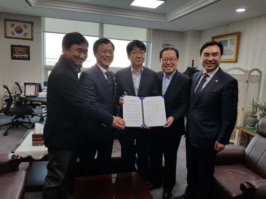 ▲ 조광한 남양주시장, GTX-B 예타 면제 촉구 서명부 전달. / 사진제공=남양주시