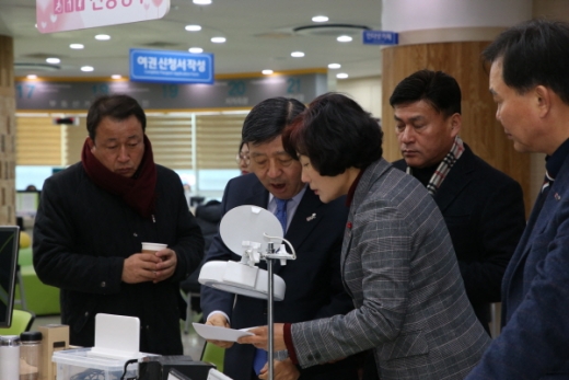 지난해 12월 국민행복민원실 제막 후 직접 민원실을 둘러보고 있는 허성곤 김해시장(왼쪽에서 두번째)