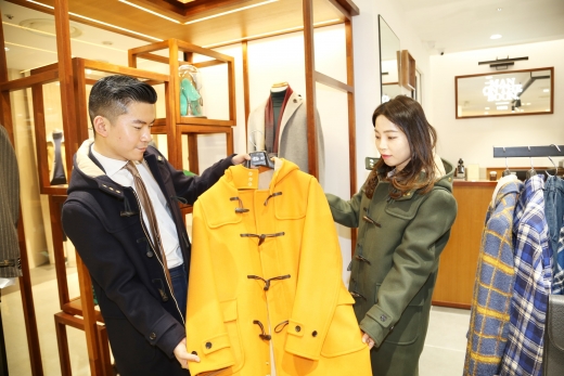 광주신세계,겨울철 복고 패션 아이템 '더플 코트' 인기