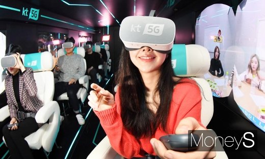 [머니S포토] 버스 안에서 즐기는 '5G 서비스'
