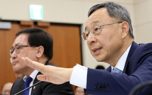 황창규 KT 회장이 16일 서울 여의도 국회에서 열린 과학기술정보방송통신위원회 전체회의에 출석해 아현국사 통신구 화재에 대한 의원 질의에 답변하고 있다. /사진=뉴시스