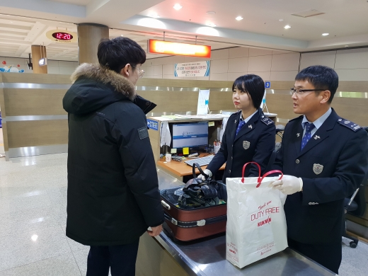 광주본부세관 직원들이 무안공항 이용하는 해외여행객 물품을 검사하고 있다.