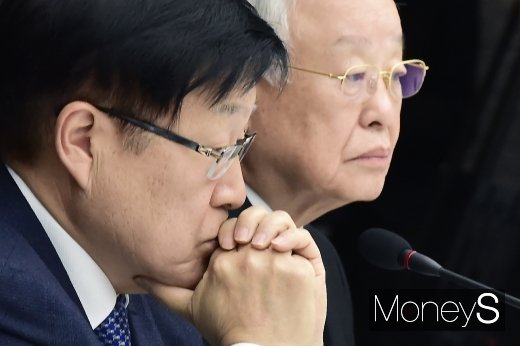 [머니S포토] 고심하는 김영주 무역협회장