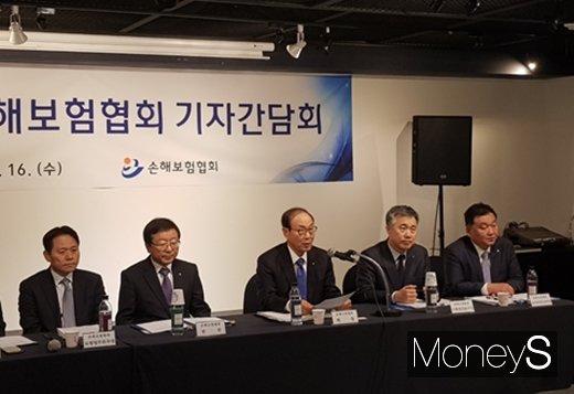 김용덕 손해보험협회장(왼쪽에서 3번째)이 16일 오전 서울 광화문에서 열린 신년 기자간담회에서 올해 손해보험 혁신방안을 발표했다./사진=심혁주 기자