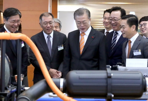 문재인 대통령이 17일 울산 남구 울산시청에서 열린 전국경제투어 '수소경제와 미래에너지, 울산에서 시작됩니다' 수소경제 전략보고회에 앞서 수소경제 전시를 관람하고 있다. 문 대통령 왼쪽은 정의선 현대자동차 수석부회장. /사진=뉴시스 전신 기자