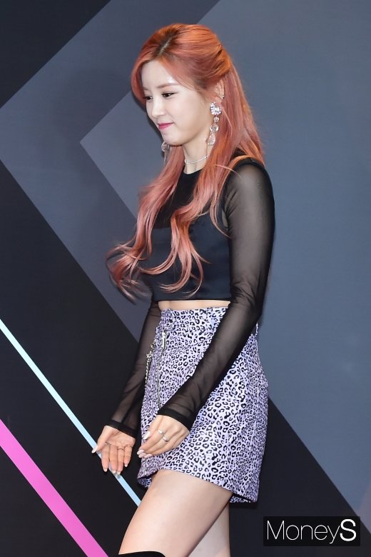 [머니S포토] 에이핑크 박초롱, '절개 의상 복근이 빼꼼'