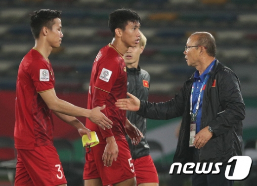 박항서 감독(오른쪽)과 베트남 축구대표팀./사진=뉴스1 신웅수 기자