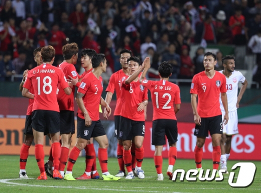 대한민국 축구대표팀 선수들이 지난 22일 오후(현지시간) 아랍에미리트연합(UAE) 두바이 막툼 빈 라시드 경기장에서 열린 2019 아시아축구연맹(AFC) 아시안컵 16강 대한민국과 바레인과의 경기에서 2대1로 승리한 후 자축하고 있다. /사진=뉴스1