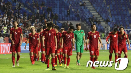 베트남 축구대표팀 선수들이 24일 오후 (현지시간) 아랍에미리트연합(UAE) 두바이 알막툼 스타디움에서 열린 2019 아시아축구연맹(AFC) 아시안컵 8강 베트남과 일본의 경기에서 0-1로 패한 후 그라운드를 나서고 있다. /사진=뉴스1