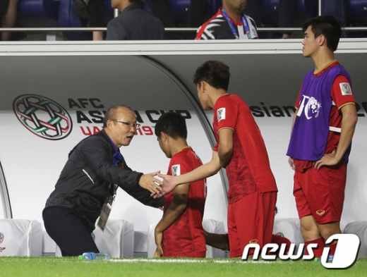 박항서 베트남 축구대표팀 감독이 24일 오후 (현지시간) 아랍에미리트연합(UAE) 두바이 알막툼 스타디움에서 열린 2019 아시아축구연맹(AFC) 아시안컵 8강 베트남과 일본의 경기에서 0-1로 패한 후 선수들과 악수하고 있다./사진=뉴스1