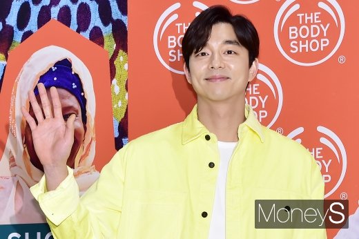 [머니S포토] 훈남 공유, 입가에 부드러운 미소 머금고
