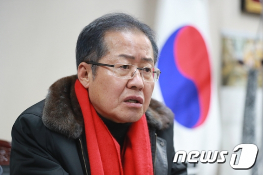 홍준표 자유한국당 전 대표가 25일 대구 서문시장을 찾아 상인연합회 화장단 간담회에 앞서 취재진의 질문에 답하고 있다. /사진=뉴스1