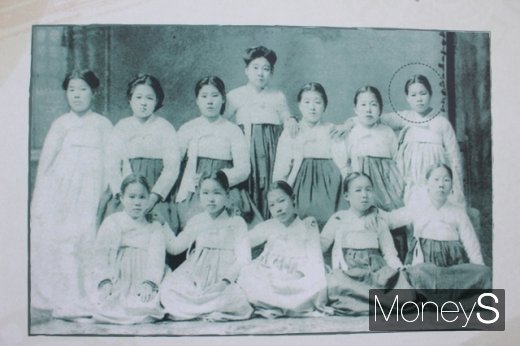 이화학당 시절의 유관순 열사(오른쪽 원). /사진=박정웅 기자