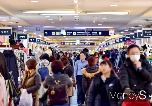 인파가 몰린 강남 고속버스터미널 지하상가. /사진=장동규 기자