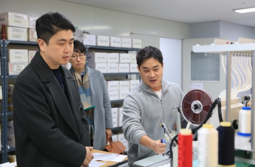 이랜드월드 패션사업부 최운식 대표(사진 왼쪽)가 지난 달 31일, 노원구 공릉동에 위치한 동원물산에 방문하여 송강경 부장(사진 오른쪽)으로부터 자수기계에 대한 설명을 듣고 있다/사진=이랜드월드