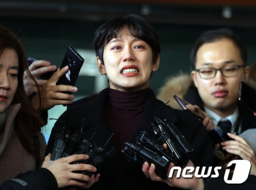 '비공개 촬영회'에서 노출사진 강요와 성추행을 당했다고 폭로한 유튜버 양예원이 지난달 9일 오전 서울 마포구 서울서부지법에서 열린 촬영자 모집책 최모씨의 1심 선고공판을 방청한 뒤 법원을 나서며 입장을 밝히고 있다./사진=뉴스1