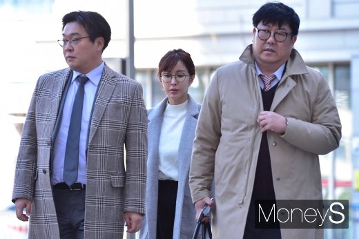 [머니S포토] 슈, 변호사 앞세우고 공판 출석