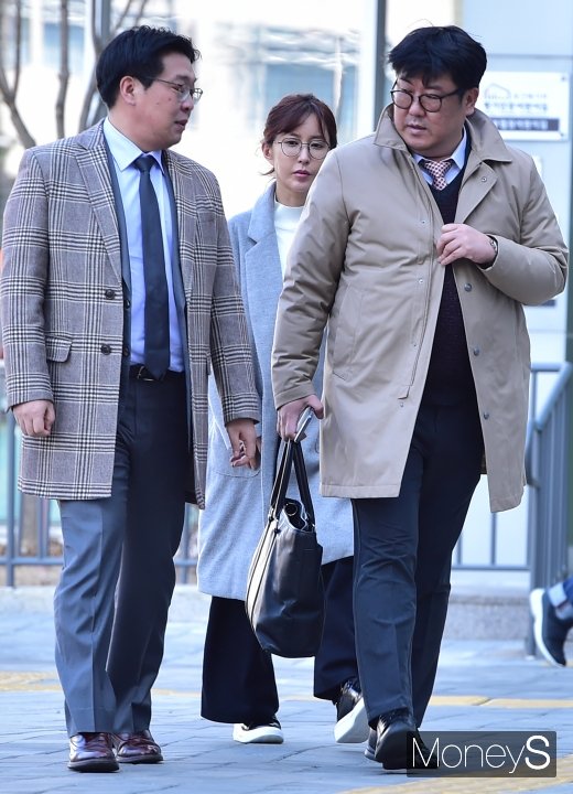 [머니S포토] 2차 공판 출석하는 슈… '무거운 걸음걸이'